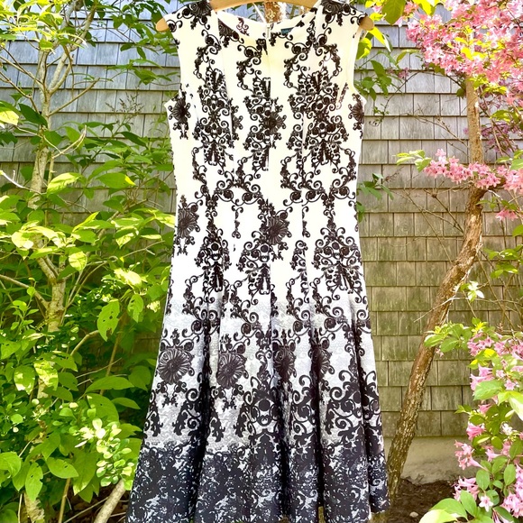 NWOT Gabby Skye Black And White Pattern Bodycon Sleeveless Dress. Mid Length. 4 - Picture 2 of 13